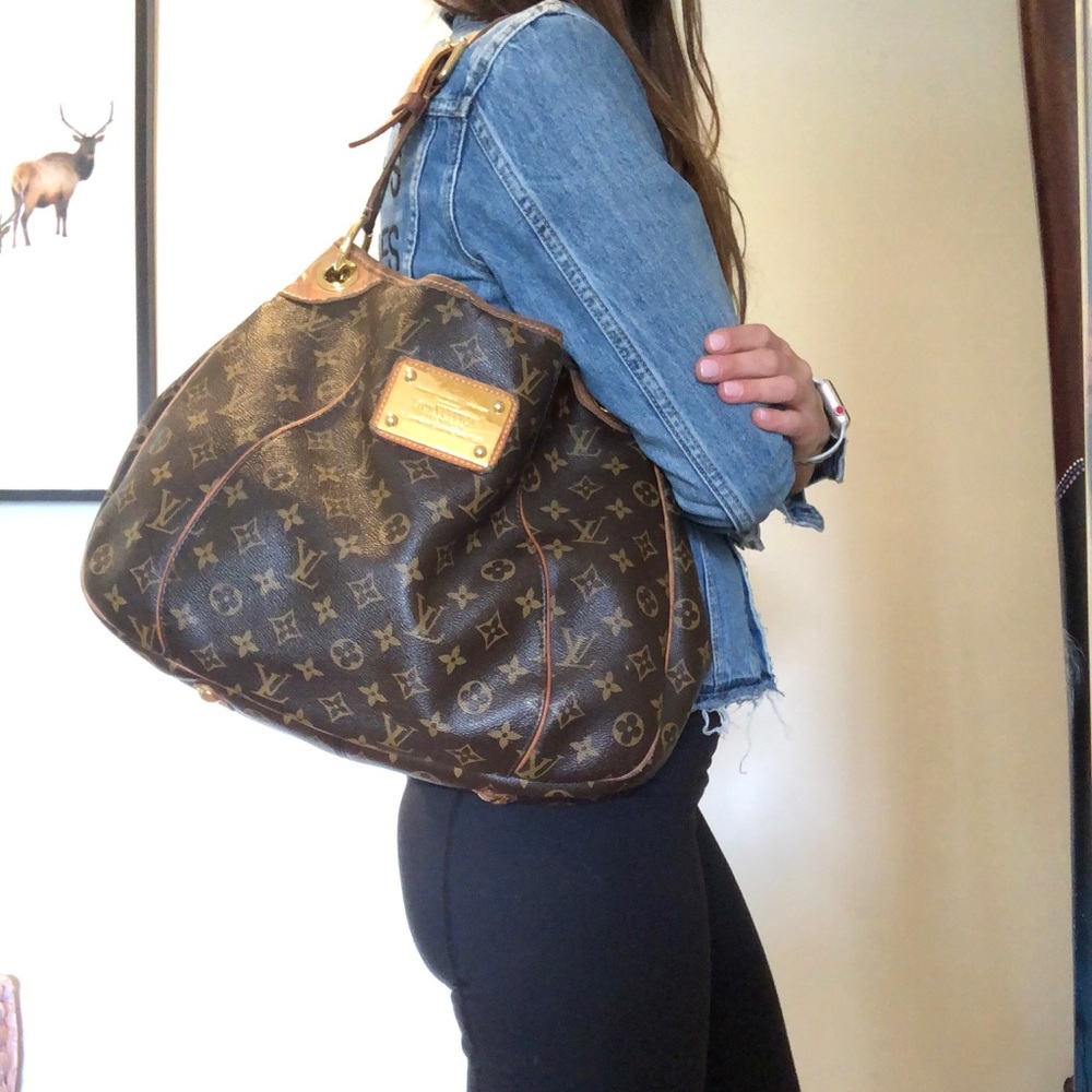 PURSE PARTY! NEW BAGS COMING THIS WEEKEND! (3/8) - Picture 2 of 6